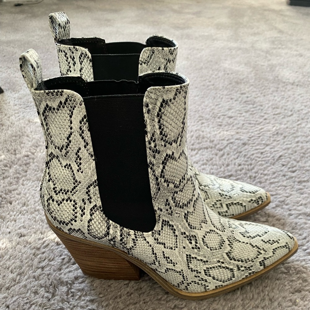 Barn babe Snake Skin Cowboy Boots - Black and White Chelsea Style Pointed Toe